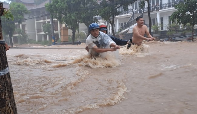 Mưa lớn kéo dài làm nhiều nhà dân ở phường Ghềnh Ráng, thành phố Quy Nhơn bị ngập (20/11/2022)